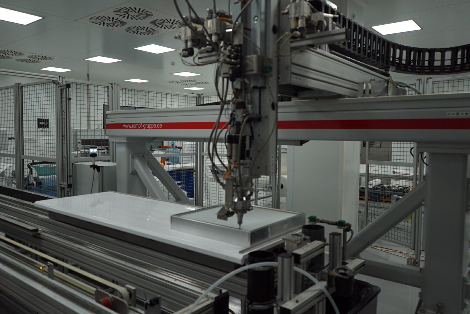 Запущен роботизированный комплекс DR-CNC (RAMPF, GmbH), по нанесению бесшовного полиуретанового уплотнителя. 